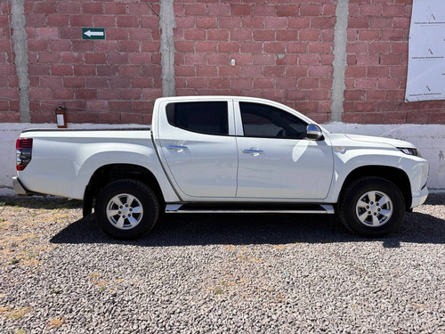 Mitsubishi L200 2.4 Cabina Doble 4x2 Mt