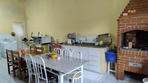 Casa Com 3 Quartos, 2 Banheiros, Salão De Festas Com Churrasqueira, Copa Cozinha, Sala Ampla E Edicula