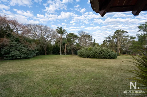 Casa En Venta En Barrio Golf, Superficie De Terreno: 4000 M2, Superficie Edificada: 557 M2