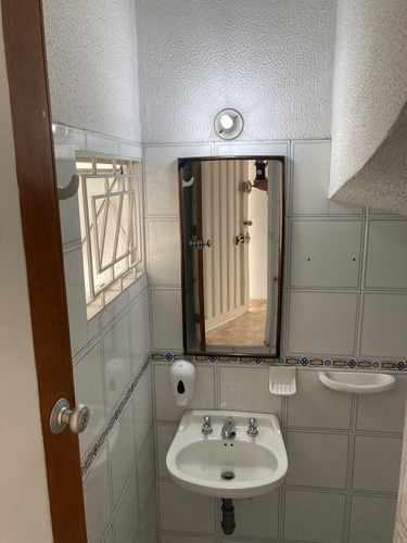 Casa De Dos Niveles Ubicada En Un Buen Sector Residencial
