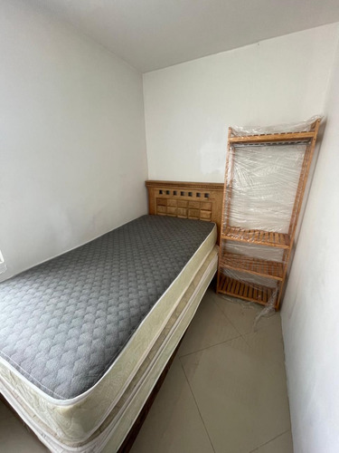 Frente A La Uam Azcapotzalco, Habitaciones Remodeladas Y Semiamuebladas. Solo Damas.