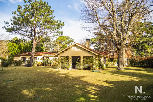 Casa De Gran Tamaño Ubicada En Zona Del Golf.