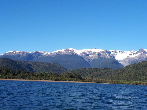 Hermoso Campo Orilla Lago Yelcho