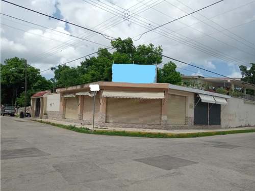 Casa En Venta En El Centro, De 6 Recamaras, Locales Y Piscina