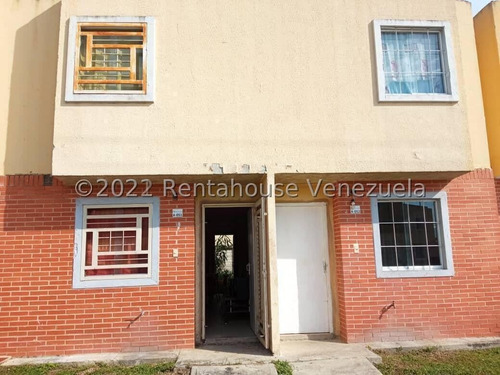 Monicam 23-2281 Cómodo Townhouse Ubicado En Conjunto Privado Con Vigilancia , Espacios Para Diseñar A Su Gusto, Patio Trasero. Con Permisologia Para Realizar Un Tercer Nivel