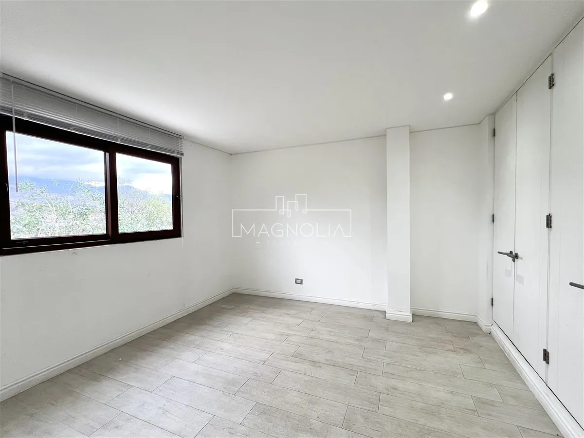 Imagen 5 de 21 de Casa En Venta De 3 Dorm. 3 Baños Mas Serv En Lo Barnechea