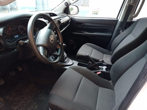 Imagen 8 de 11 de Toyota Hilux 2018 2.7 Cabina Doble Sr Mt