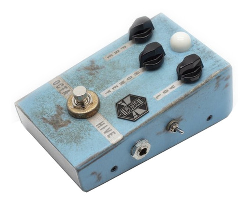 Imagem 2 de 4 de Pedal de efeito para instrumento de cordas Beetronics OctaHive azul