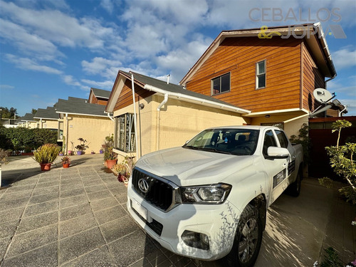 Casa En Venta De 3 Dorm. En Villa Alemana