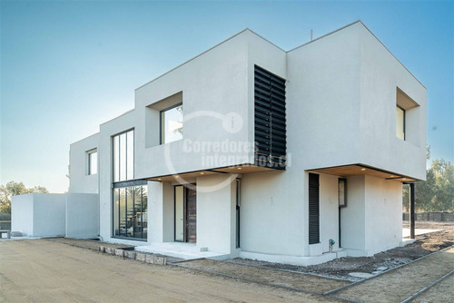 Casa En Venta De 6 Dorm. En Colina