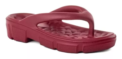 De férias aos seus pés com o Chinelo Crocs Crocband Flip, leve e confo