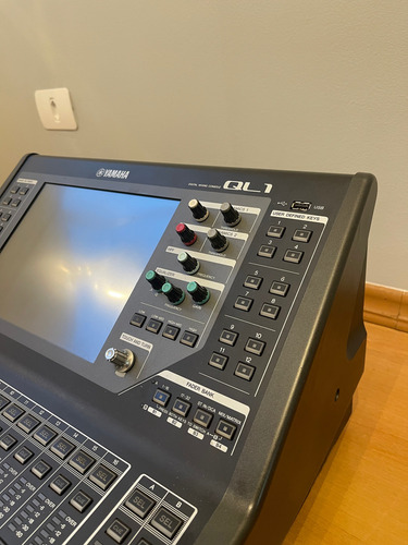 Mesa Digital Yamaha Ql1 Com Case Semi Nova (Usado)