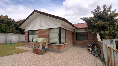 Se Vende Casa En Sector Residencial Limache