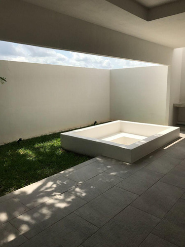 Casa En Venta Merida, Cholul En Privada, Modelo 220, A 4 Meses.