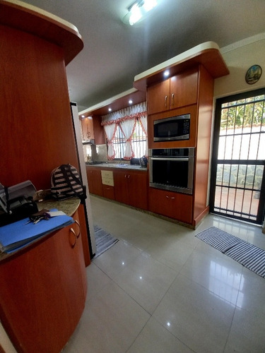 Vendo Preciosa Casa Con Piscina En La Boyera. 510 M2