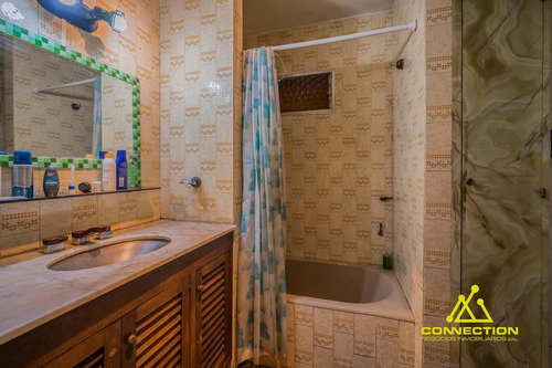 Casa 6 Ambientes En Venta. Banfield Con Pileta