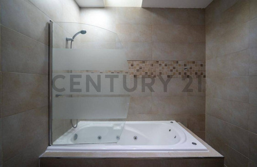 Venta Ph 3 Ambientes Con Patio Y Cochera/local En Zona Residencial De Lomas De Zamora.