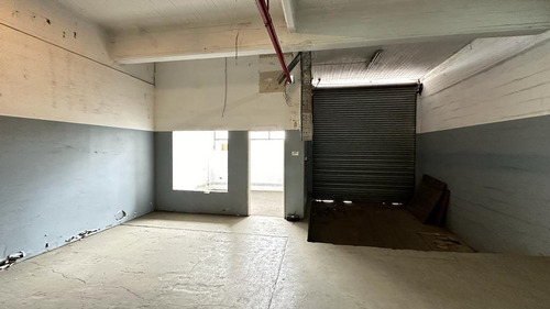Depósito En Alquiler En El Barrio De Villa Riachuelo Con Salida A 3 Calles.