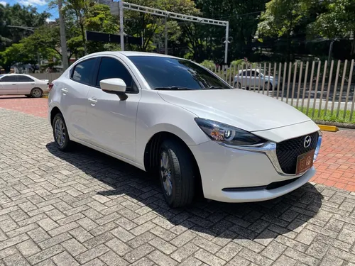 Mazda 2 Touring 1.5 sedan mecanico