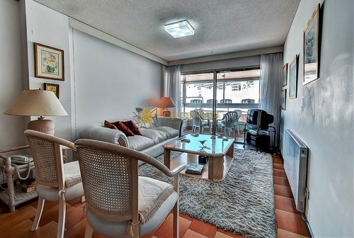 Departamento En Edificio De Categoría A Metros Del Mar- Ref: 2563