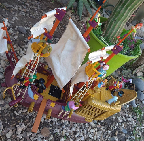 Imagen 4 de 9 de Barco Peter Pan + 2 Playset Marca Famosa