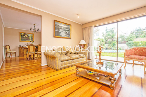 Casa En Venta San Carlos De Apoquindo, Tranquila Calle