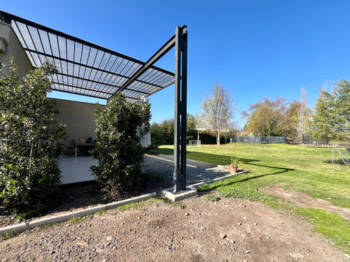 Moderna Y Luminosa Casa Con Casa Secundaria En Parcela