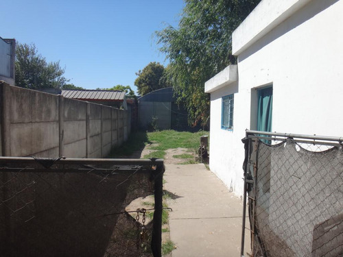 Casa De 2 Dormitorios En Zona Industrial, Cocina Comedor, Baño, Lavadero Patio De 240 M2 Con Galpón Parabólico De 100 M2 (ideal Taller /depósito). Terreno De 10 X 38 Orientado Al Norte.