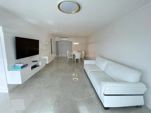 Apartamento De 3 Dormitorios En Venta En Miami Boulevard, Punta Del Este.