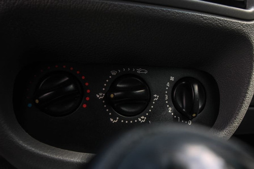 Imagem 14 de 15 de Renault Clio Authentique Hi-flex 1.0 16v 3p