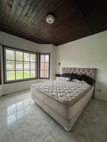 Casa De Tres Dormitorios En Roldan Pileta Jardin Amplia