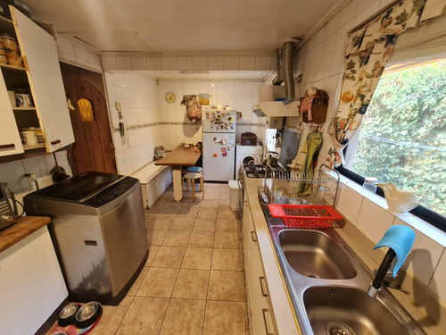 Se Vende Casa A Cuadras De Metro Los Dominicos.