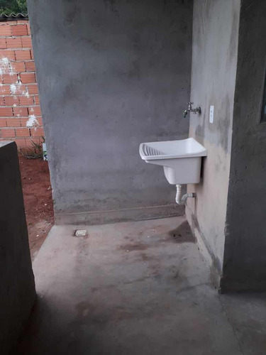 Casa Com 3 Cômodos, 1 Banheiro, Lavanderia, Quintal Amplo.