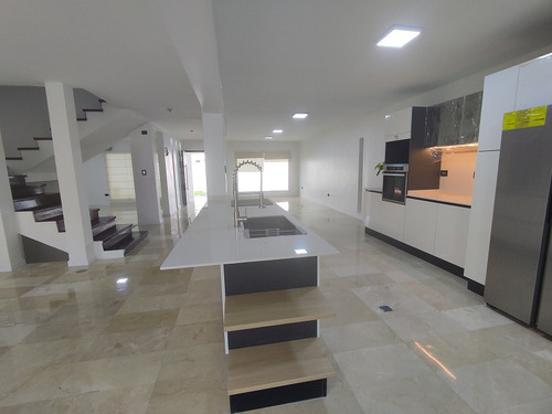 Lm Vende Casa En La Urb. La Trigaleña, Valencia.