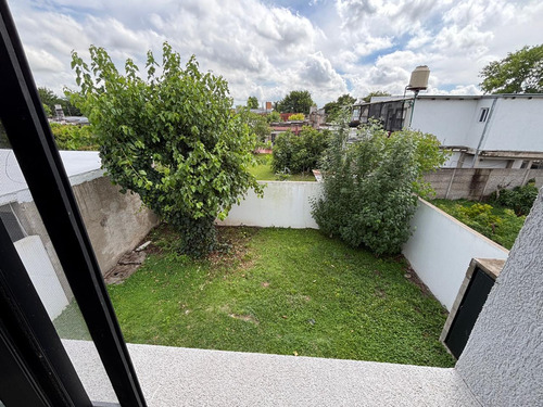Duplex En Venta - 2 Dormitorios 2 Baños - 207mts2 - Villa Elisa