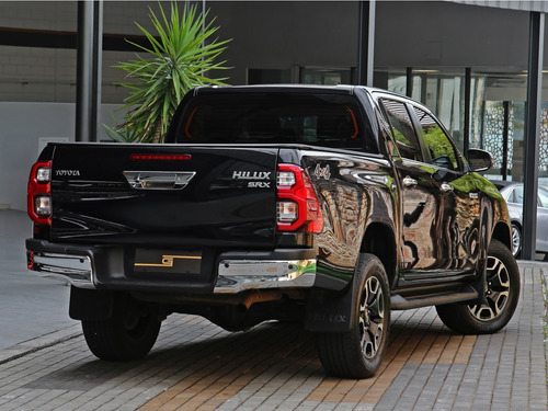 Toyota Hilux 2.8 D-4D TURBO DIESEL CD SRX 4X4 AUTOMÁTICO