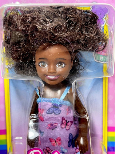 Mini Boneca Colecionável Menina Morena Negra - Vestido Estampa De Borboletas - Cabelo Penteado Black Power - Chelsea Club Família Da Boneca Barbie - Mattel Brinquedos