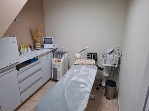En Alquiler Local Comercial Inm De 50 M2 Completamente Operativo, En Funcion De Un Centro Medico Estetico, Cuenta Con Area De Recepcion, 2 Consultorios, Baño, Ducha, Estacionamientos, Las Chimeas