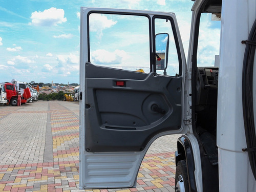 Imagem 5 de 15 de Mercedes Benz 710 4x2 2011 Com Comboio Lubrificante=vw,volvo