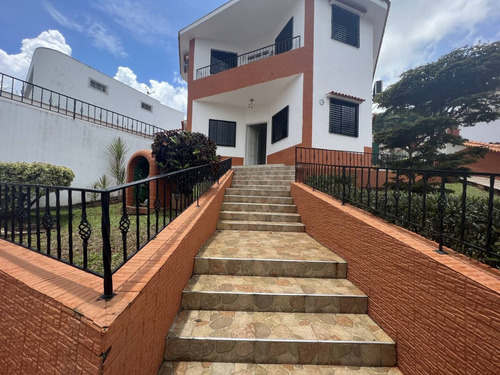 Tibisay Rojas Vende Casa Con Excelente Ubicación En Calle Cerrada En Urbanización Los Nisperos   Cod. 203177