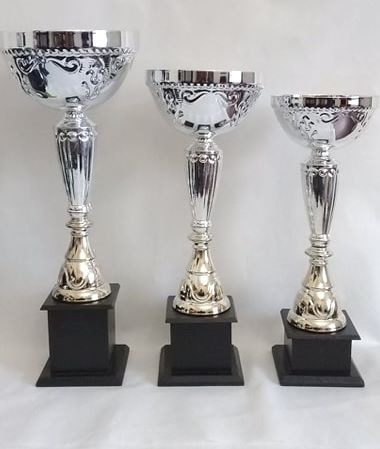 Trofeos Terna De  Copas De Metal . Grabado Gratis