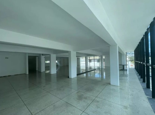 Adquiera Espectacular Edificio Comercial