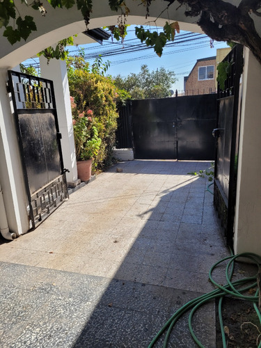 Excelente Casa En Calle Inés Rivas, Comuna De La Cisterna.