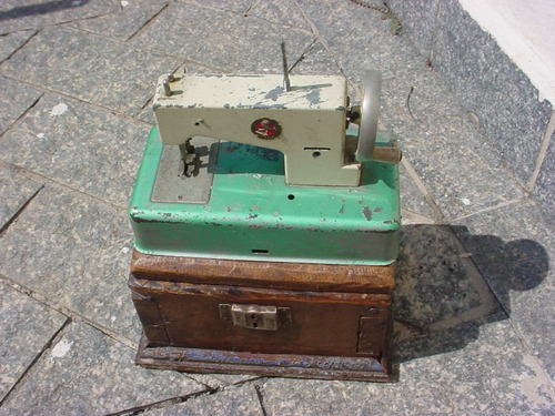 Antiga Máquina De Costura Pequena Da Marca Estrela Com Baú.