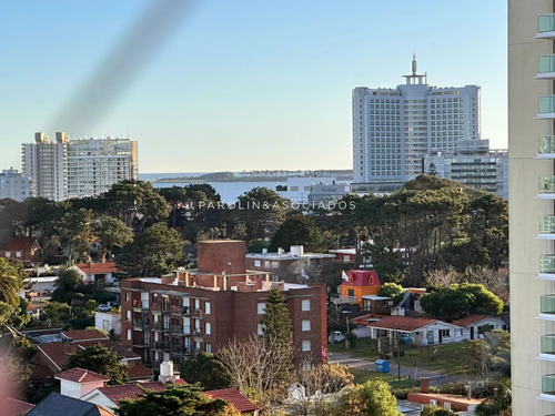 Apartamento En Venta De 2 Dormitorios Y Medio En Torre Icon, Punta Del Este.