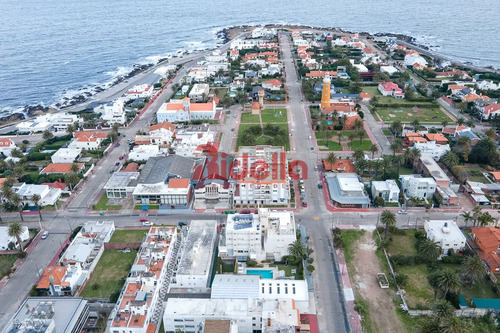 Venta De Apartamento 2 Dormitorios En Península, Punta Del Este