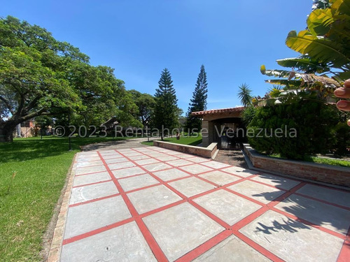 Espectacular Propiedad Con Un Estilo Campestre De Especiales Acabados 24-8345 Eloisa Mejia