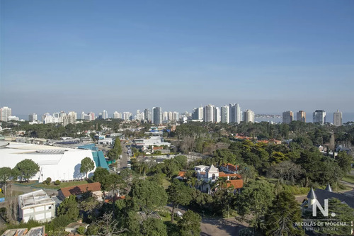 Apartamento De 3 Dormitorios En Venta En Av Roosevelt , Punta Del Este 