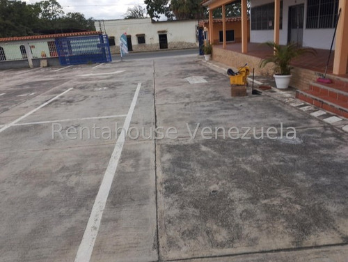 Rafael Gamarra Tu Asesor Inmobiliaro Alquila Comodo Y Amplio Local Comercial, En Plena Avenida Bolivar De Los Rastrojos. Amplio Estacionamiento, Alto Trafico Vehicular Y Peatonal. Baño Interno, Patio