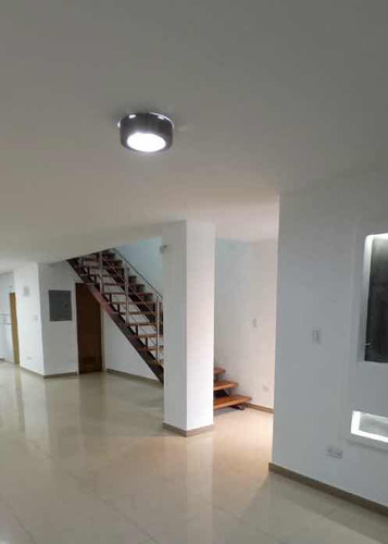 Townhouse En Alquiler El Castaño